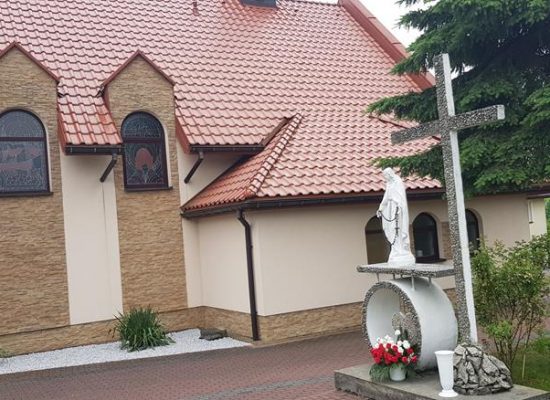 krzewy ozdobne koło kościoła